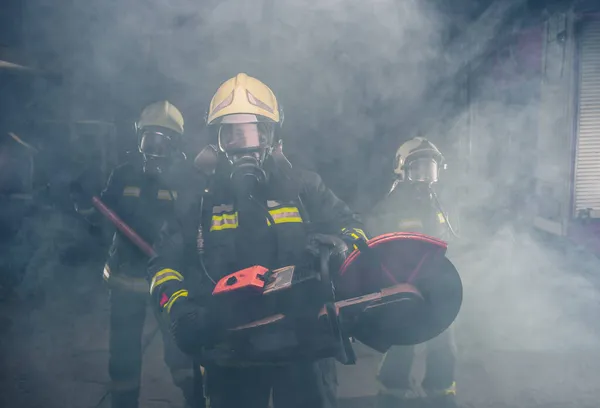 Portrait Pompier Tenant Une Tronçonneuse Secours Dans Garage Fumé Service — Photo