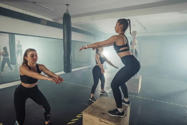 Fit Νεαρές Γυναίκες Που Κάνουν Κουτί Squat Ασκήσεις Στο Γυμναστήριο — Φωτογραφία Αρχείου