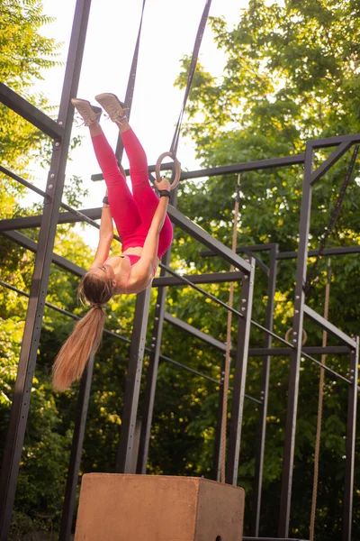 Attractive Fit Girl Flipping While Trying Old Herself Upsided — Stock Photo, Image