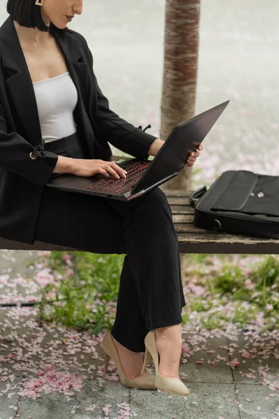 Atractiva Hermosa Mujer Negocios Está Trabajando Computadora Portátil Mientras Está — Foto de Stock