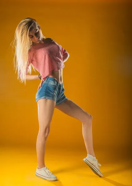Sportliches Hübsches Mädchen Tank Top Und Jeans Shorts Das Mit — Stockfoto