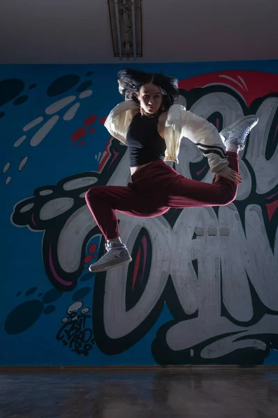 Silhouet Van Jonge Hiphop Danser Breakdancer Dansend Graffiti Studio Achtergrond — Stockfoto