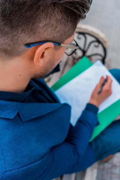 Stilvoller Mann Sitzt Auf Bank Stadtplatz Und Schaut Notizbuch — Stockfoto