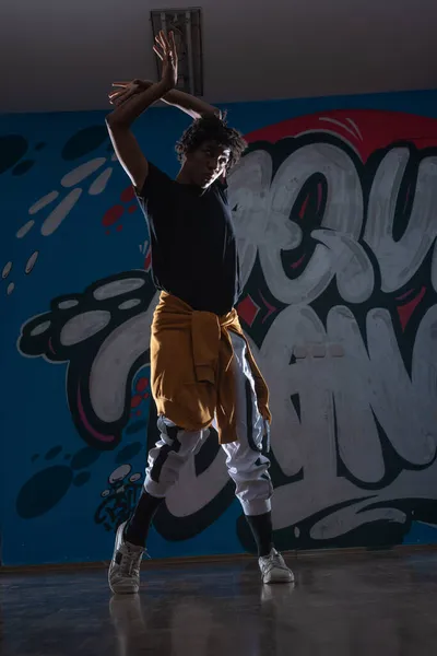 아프리카 아메리칸 브레이크 어두운 실루엣 노출로 그래피티 위에서 공연하는 — 스톡 사진