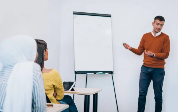 Colegas Trabalho Aprendendo Novas Estratégias Marketing Quadro Branco Formação Corporativa — Fotografia de Stock