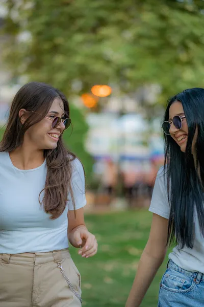 Fechar Imagem Meninas Atraentes Beautfiul Sorrindo Enquanto Caminham Juntos — Fotografia de Stock