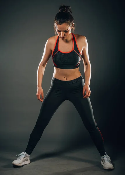 Entrenamiento Femenino Bastante Encantador Estiramiento Estudio Oscuro Moderno — Foto de Stock