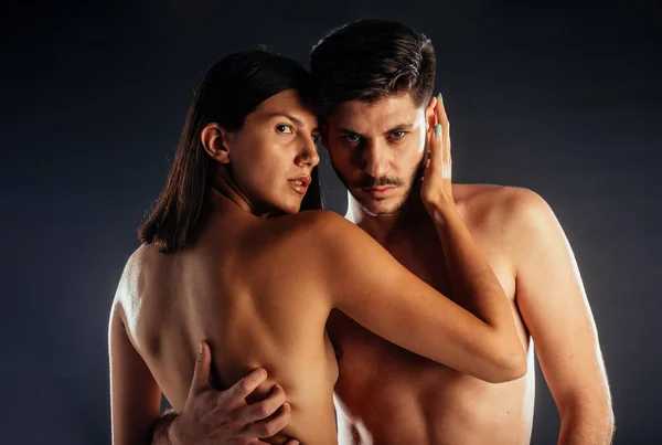 Sensual Amoroso Homem Mulher Posando Topless Contra Fundo Preto — Fotografia de Stock