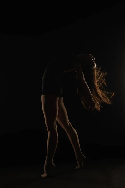 Жіночий Силует Балерини Має Ідеальну Позу Вигину Студії — стокове фото