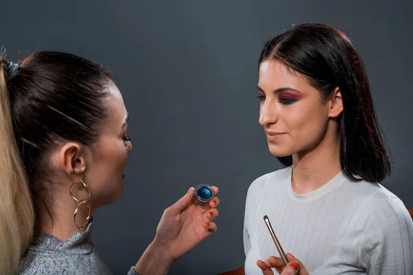 Snygg Mode Flicka Makeup Behandling Från Professionell Makeup Artist — Stockfoto