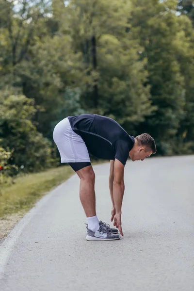 マラソン ランニング ワークアウトの準備をする男性と女性の選手 健康的なライフスタイルのコンセプト — ストック写真