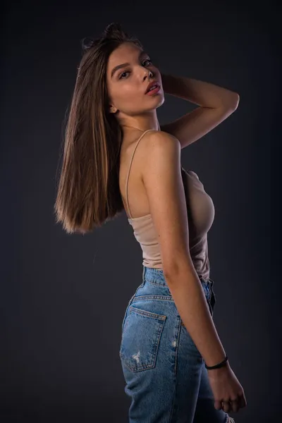 Modelo Feminino Jovem Atraente Posando Top Tanque Bege Calças Jeans — Fotografia de Stock