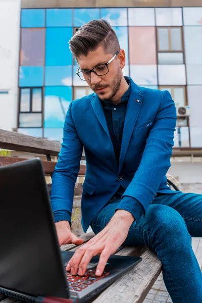 Schöner Geschäftsmann Schaut Auf Computerbildschirm Während Der Arbeitspause Freien Etwas — Stockfoto