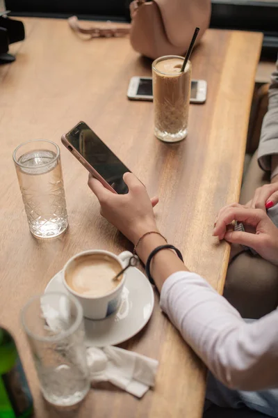 Deux Filles Étonnantes Détendent Avecle Café Tout Regardant Téléphone — Photo