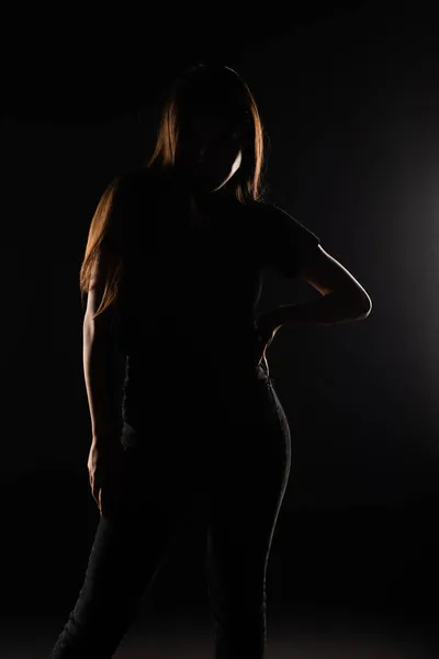 Silhouette Eines Jungen Und Attraktiven Mädchens Das Studio Posiert Und — Stockfoto
