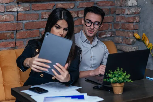 Reunión Negocios Dentro Café Con Dos Jóvenes Colegas Sentados Una —  Fotos de Stock