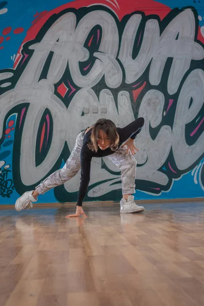 Atractiva Joven Haciendo Breakdance Sobre Fondo Graffiti —  Fotos de Stock