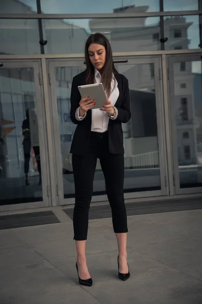 Atrakcyjna Bizneswoman Patrzy Plany Tablecie — Zdjęcie stockowe