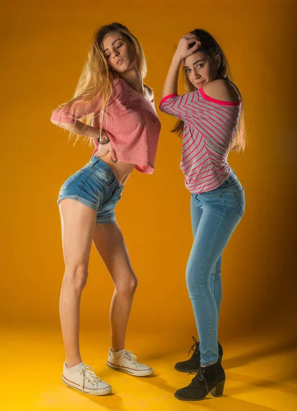 Ρομαντικές Φίλες Μοντέρνα Ρούχα Πάνω Κίτρινο Φόντο Ξέγνοιαστες Κοπέλες Στέλνουν — Φωτογραφία Αρχείου