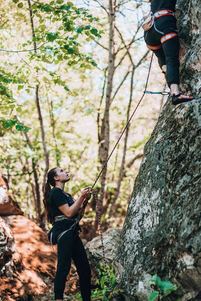 Homem Alpinista Numa Rocha Amigos Praticam Desporto Livre Menina Capacete — Fotografia de Stock