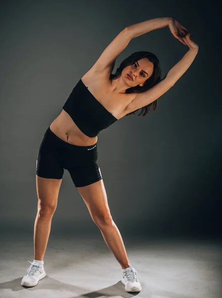 Fitness Adanmıştır Spor Kıyafetli Güzel Bir Kadının Esneme Hareketleri — Stok fotoğraf