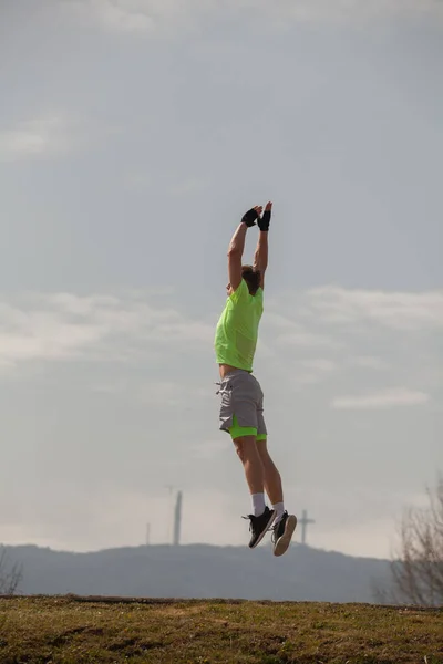 Deportista Fuerte Guapo Está Corriendo Final Salta Para Tramo Agradable — Foto de Stock