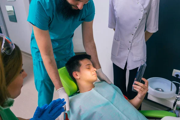 Ragazzo Adolescente Paziente Seduto Sulla Sedia Del Dentista Guardando Attrezzatura — Foto Stock
