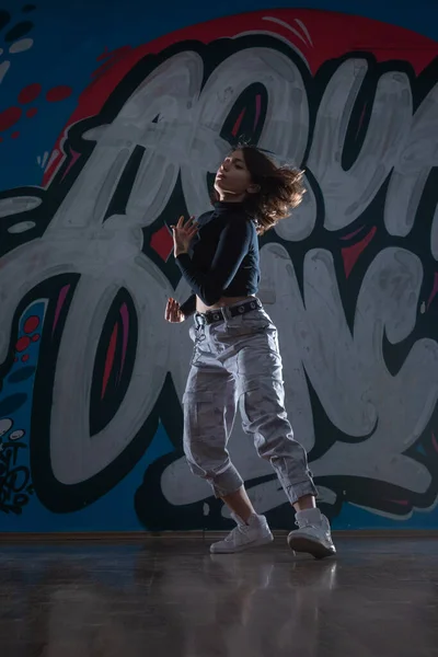 Graffiti Stüdyosunun Arka Planında Dans Eden Genç Bayan Hiphop Dansçısının — Stok fotoğraf