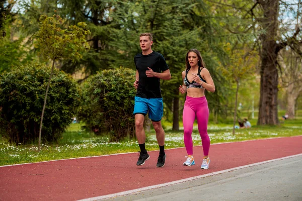 Jovens Casais Felizes Desfrutando Estilo Vida Saudável Enquanto Jogging Uma — Fotografia de Stock