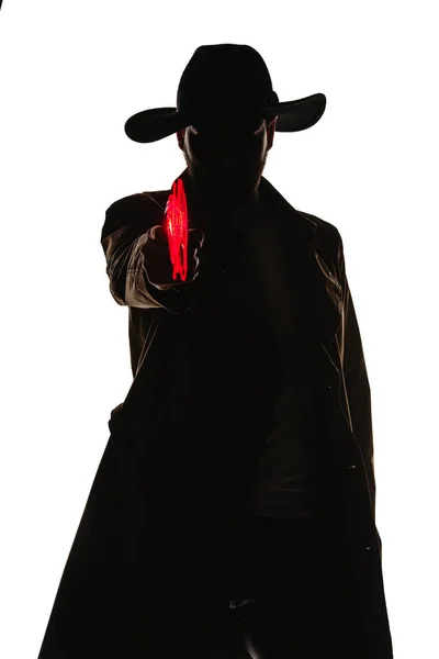 Trençkotlu Şapkalı Çekici Bir Adam Lazer Silahını Doğrultuyor — Stok fotoğraf