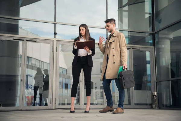 Asistente Masculino Está Hablando Con Jefa Delante Compañía — Foto de Stock