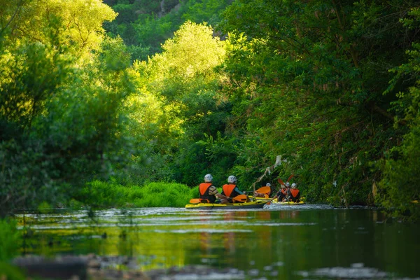 Grupo Kayakistas Senior Están Haciendo Kayak Juntos Mientras Divierten Siguiendo —  Fotos de Stock