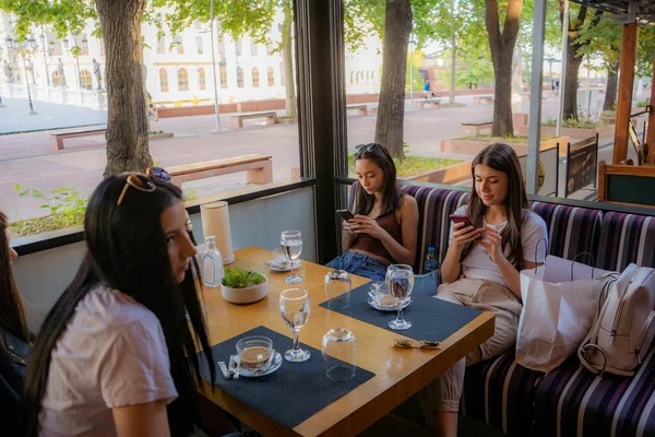 Quatro Meninas Incríveis Bonitas Estão Saindo Café Enquanto Dois Deles — Fotografia de Stock