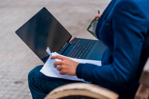 Affärsman Intresserad Medan Tittar Sin Bärbara Dator — Stockfoto