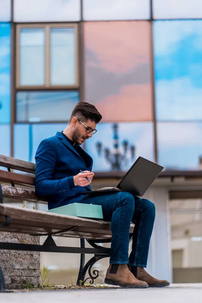 Jovem Empresário Contemporâneo Trabalhando Seu Laptop Lugar Urbano — Fotografia de Stock