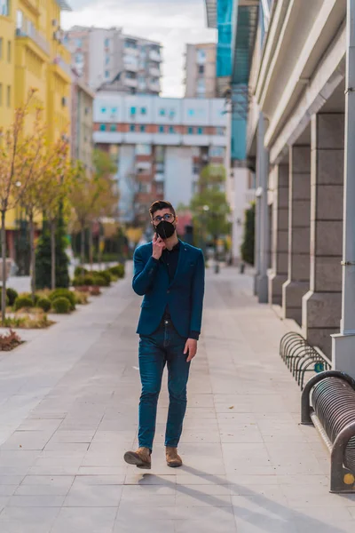 Homme Affaires Moderne Costume Bleu Jeans Bleus Parlant Sur Téléphone — Photo