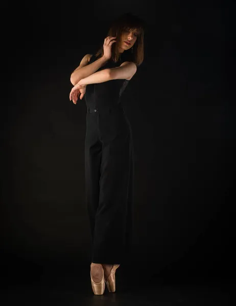Hermosa Bailarina Sostiene Una Postura Ballet Perfecta Sobre Fondo Negro —  Fotos de Stock