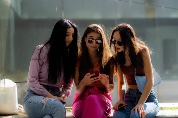 Atractiv Meninas Bonitas Estão Olhando Para Seus Amigos Mensagens Com — Fotografia de Stock