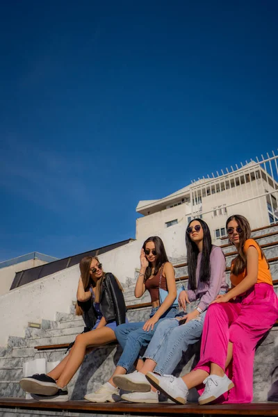 Quatro Garotas Incríveis Lindas Estão Saindo Com Seus Óculos Sol — Fotografia de Stock