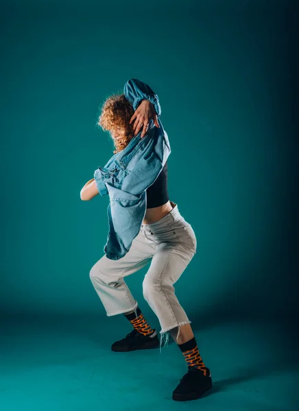 Bella Ragazza Che Esegue Una Routine Danza Contemporanea — Foto Stock