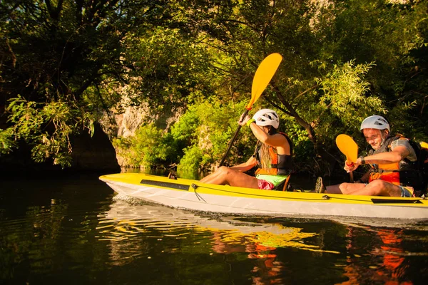 Pareja Mayor Kayakistas Están Navegando Juntos Hacia Sus Amigos —  Fotos de Stock