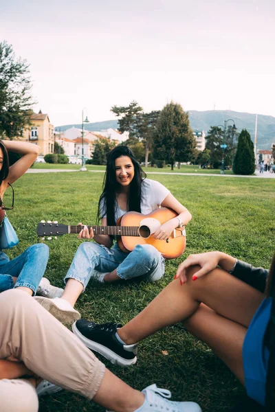 Bella Attraente Ragazza Sorride Suona Chitarra Mentre Gode Tempo Con — Foto Stock