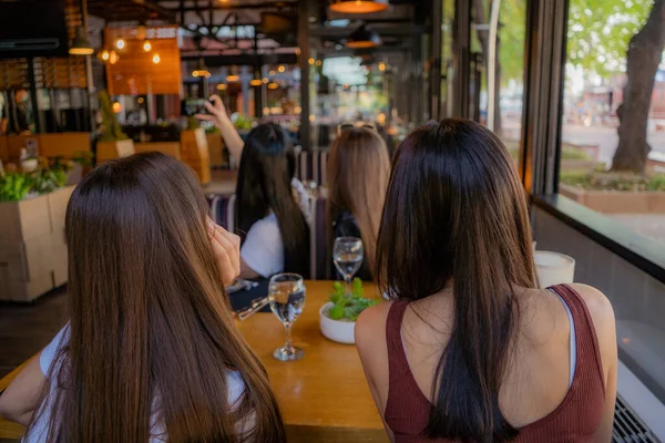 Cuatro Hermosas Increíbles Chicas Están Tomando Una Selfie Café Mientras —  Fotos de Stock