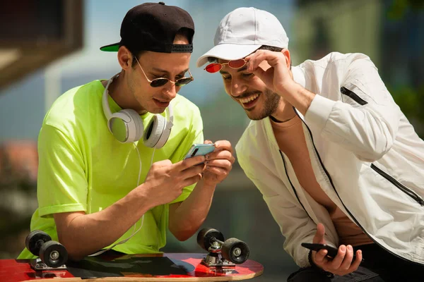 Dwóch Mężczyzn Śmieje Się Zabawnych Rzeczy Przez Telefon — Zdjęcie stockowe