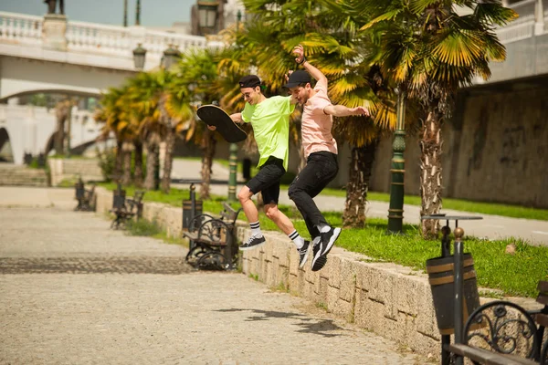 Due Amici Maschi Forma Belli Stanno Saltando Insieme — Foto Stock