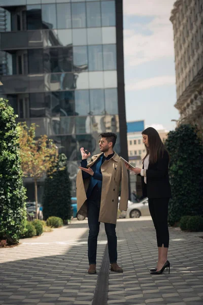 Empresario Está Mostrando Nueva Ubicación Mientras Que Mujer Negocios Está — Foto de Stock