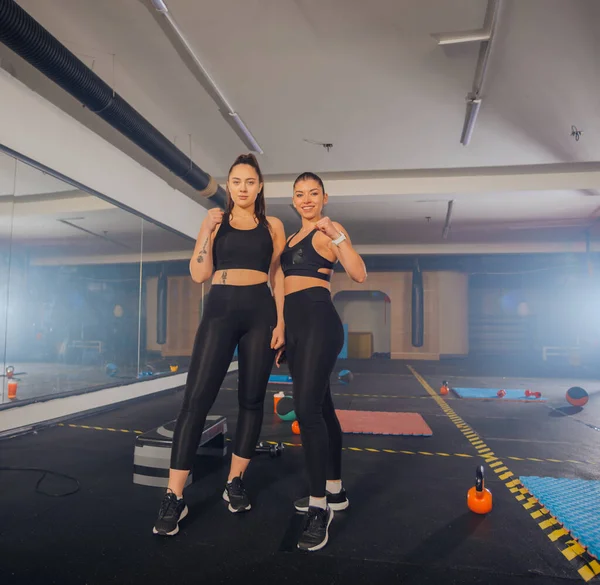Spor Kıyafetli Iki Güçlü Kadının Spor Salonunda Poz Verdiği Uzun — Stok fotoğraf