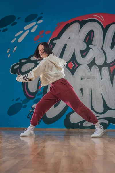 Attrayant Jeune Femme Faisant Mouvement Breakdance Sur Fond Graffiti — Photo
