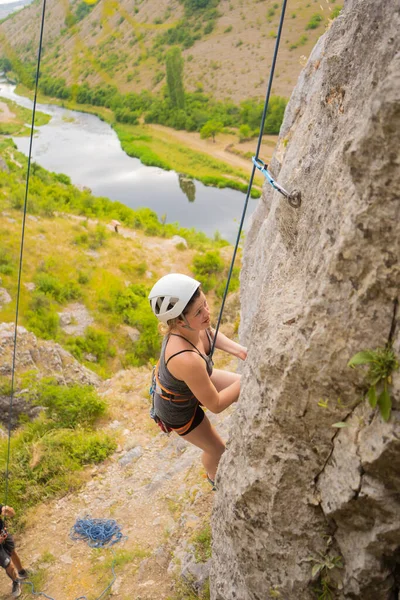 Beautiful Girl Thinking Lot While Climbing High Hill — Stock Photo, Image