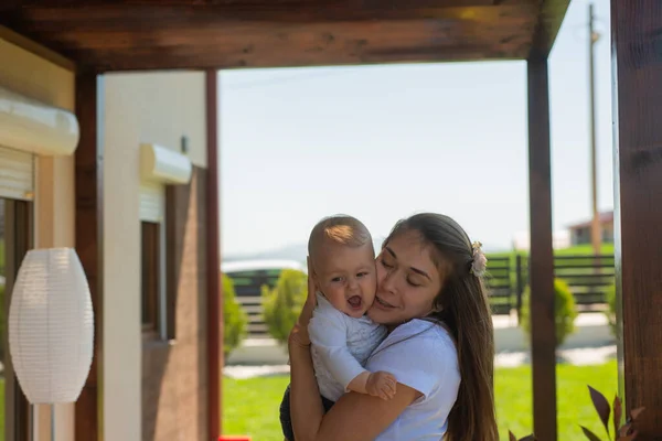 Mooi Zoet Moeder Knuffelen Haar Baby Meisje Veel Uit Liefde — Stockfoto